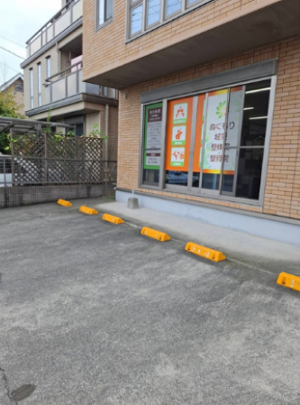 ぬくもりの正面駐車場から