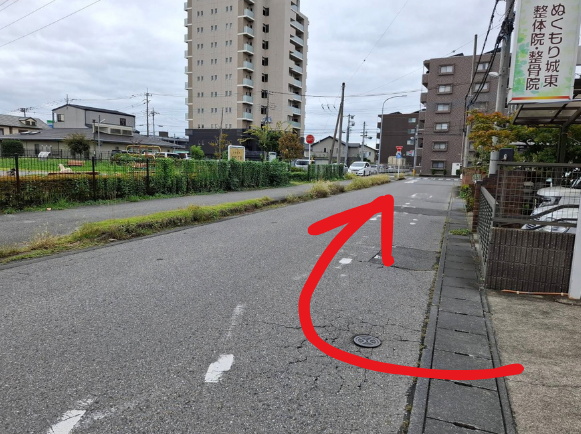 西に向かって少し直進