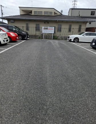 駐車場の奥の方へ...